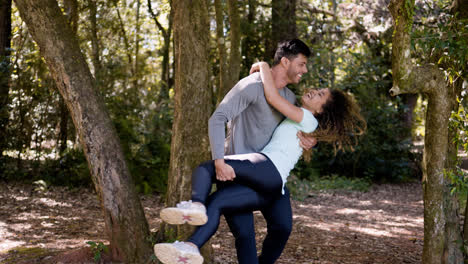 Feliz-Pareja-Divirtiéndose-En-El-Bosque