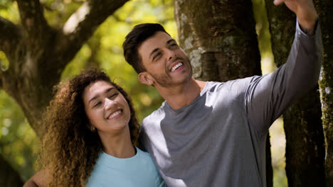 Pareja-Posando-Para-Fotos-Selfie