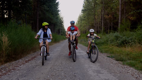 Familie-Fahrrad-Fahren-Im-Freien