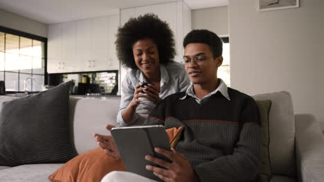 Personen,-Die-Ein-Tablet-Verwenden