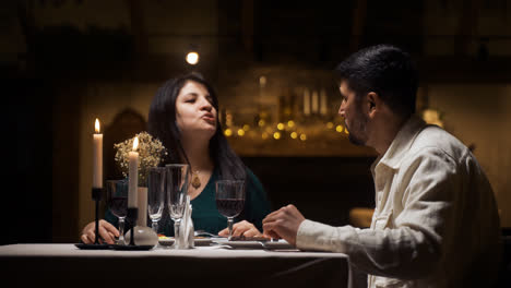 Una-Pareja-Cenando-En-Un-Restaurante