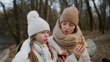 Mutter-Und-Tochter-Essen-Im-Freien