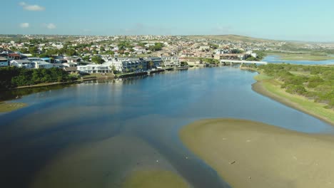 Drohnenaufnahmen-Von-Wohlhabenden-Küstengrundstücken-Neben-Einem-Fluss-In-Südafrika