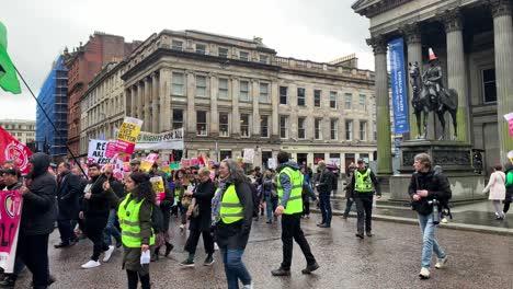 Polizei-Und-Menschen-Folgen-Einem-Marsch-In-Glasgow