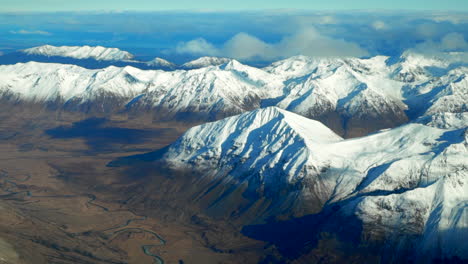 Isla-Sur-Queenstown-Nueva-Zelanda-Picos-Nevados-Aéreo-Drone-Vuelo-Gran-Altitud-Invierno-Nublado-Hermoso-Soleado-Mañana-Tarde-Lago-Wanaka-Wakatipu-Paisaje-Hacia-La-Izquierda-Movimiento