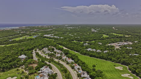 Luftaufnahme-Eines-V14-Drohnenüberflugs-über-Kumal,-Mexiko,-Der-Luxusresorts-Und--häuser-Inmitten-üppiger-Vegetation-Auf-Dem-Golfplatz-Riviera-Maya-Mit-Der-Chacalal-Landschaft-Im-Hintergrund-Einfängt-–-Aufgenommen-Mit-Mavic-3-Pro-Cine-–-Juli-2023