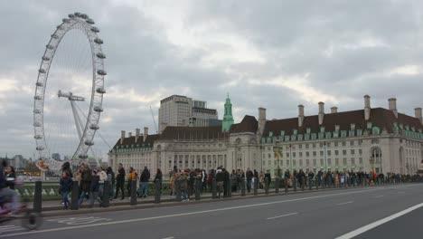 El-London-Eye,-O-La-Rueda-Del-Milenio,-Cerca-Del-Puente-De-Westminster,-Está-Lleno-De-Turistas.