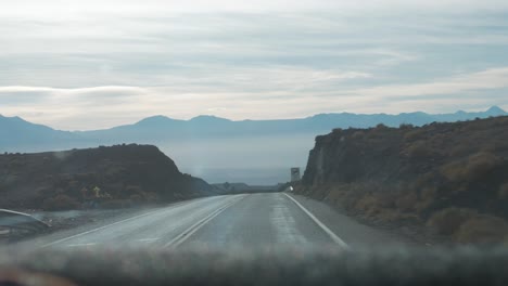 Autofahren-In-Den-Wüstenbergen-Auf-Dem-Hintergrund-Tag-Vordersitz-POV