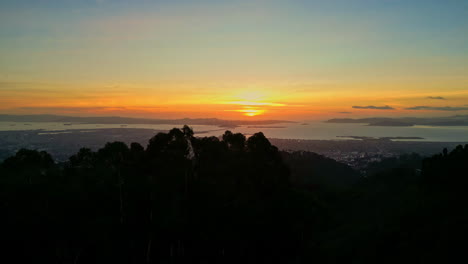 Vista-Aérea-De-Oakland-Y-San-Francisco-Desde-El-Pico-Grizzly,-Puesta-De-Sol-En-Ca,-Estados-Unidos