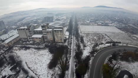 Persiguiendo-Un-Tren-En-Una-Ciudad-De-Europa-Del-Este-En-Un-Día-Nublado-Y-Nevado