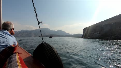 Reifer-Mann-Auf-Tourboot-Bootfahren-Auf-Der-Khasabsee