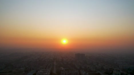 Zeitraffer-Des-Sonnenuntergangs-über-Einer-Smogbedeckten-Stadtlandschaft-Im-Winter