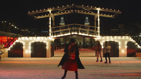 Amsterdam-ice-skating-rink-in-front-of-Rijksmuseum-at-night-with-bridge