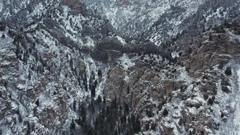 Zerklüfteter-Canyon-Im-Winter-Im-American-Fork-Canyon,-Utah,-USA---Luftaufnahme-Einer-Drohne