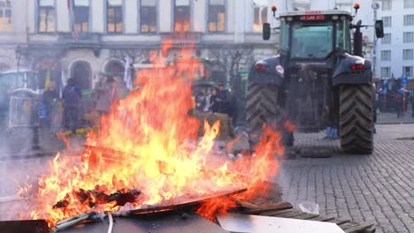 Bauern-Protestieren-Während-Des-EU-Gipfels-Vor-Dem-Europäischen-Parlament-Auf-Dem-Luxemburger-Platz-–-Brüssel,-Belgien