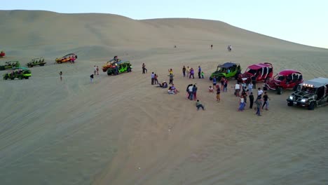 Buggies-Del-Oasis-De-Huacachina-Estacionados-En-La-Cima-De-Las-Dunas-De-Arena-En-El-Desierto-De-Atacama