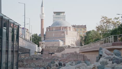 Mosque-with-minaret-in-Sofia,-Bulgaria-and-historical-site-with-roman-remains