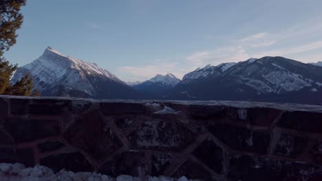 Berge-Bow-Valley-Winter-Blick-Näherte-Sich-Der-Innenstadt-Von-Banff,-Alberta,-Kanada-Enthüllt