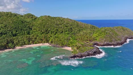 Strand-Playa-Ermitano-Und-Zerklüftete-Küste-Mit-Türkisfarbenem-Meerwasser-In-Der-Dominikanischen-Republik