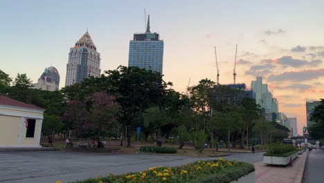 Parque-Lumpini-Al-Final-De-La-Tarde-La-Gente-Hace-Ejercicio-Espacio-Verde-Zona-Recreativa