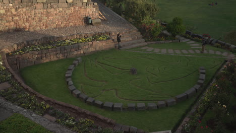 El-Jardín-Solar,-Ubicado-Dentro-Del-Qorikancha-En-Cusco-Perú,-Sirvió-Como-Depósito-De-Ofrendas-Que-Representan-La-Flora-Y-La-Fauna,-Un-Viajero-Admirando-Su-Belleza.