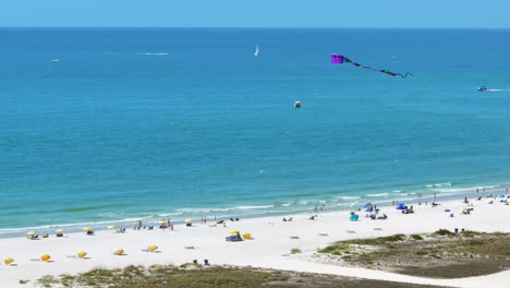 Hermosa-Escena-De-Playa-En-Florida-Con-Bañistas-Frente-A-Las-Olas-Del-Golfo-Y-Barcos.