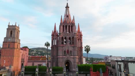 Pfarrkirche-San-Miguel-Arcánge-Mit-Besuchenden-Touristen