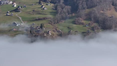 Nebliges-Amden-über-Dem-Walensee,-Schweiz---Luftaufnahme-über-Den-Wolken