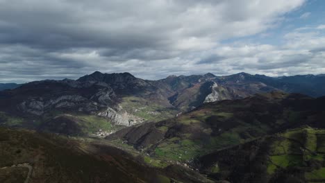 Drone-Deslizándose-Hacia-La-Izquierda-A-Través-De-Las-Montañas-Asturianas,-Picos-De-Europa-En-España