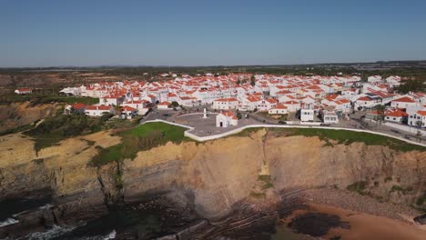 Ciudad-De-Zambujeira-Do-Mar-Sobre-Los-Acantilados-En-La-Región-Del-Alentejo-De-Portugal