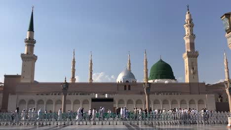 Muslime-In-Der-Prophetenmoschee-In-Medina,-Saudi-Arabien,-Statische-Aufnahme