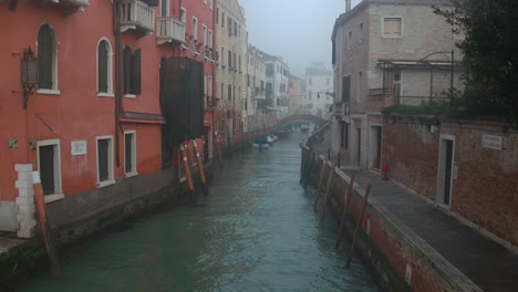 Fog-shrouded-Venice-canal-at-dawn,-Italy
