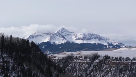 Atemberaubende-Winterlandschaft-Mit-Schneebedeckten-Berggipfeln,-Colorado-Rocky-Mountains,-USA