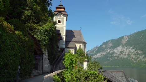 Calle-Estrecha-Que-Conduce-A-La-Iglesia-De-Hallstatt.