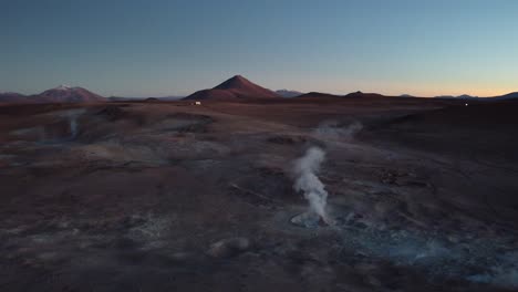 Morgendämmerung-Luft-Umkreist-Geysire,-Die-Heißen-Dampf-Auf-Dem-Bolivianischen-Altiplano-Spucken