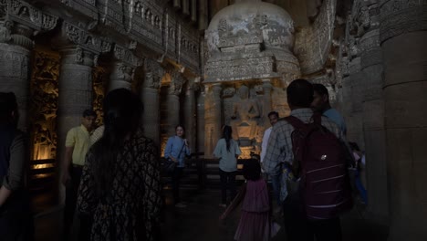 Turistas-Tomando-Fotografías-De-Buda-Sentado-En-Pose-De-Predicación-Dentro-De-Las-Famosas-Cuevas-Budistas-En-Las-Cuevas-De-Ellora.