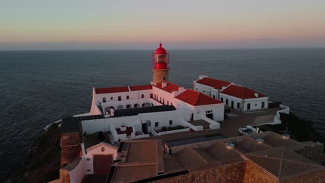 Leuchtturm-Von-Cabo-De-São-Vicente-Bei-Sonnenuntergang-In-Vila-Do-Bishop,-Sagres,-Portugal