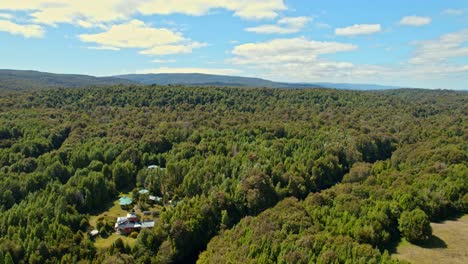 Hoch-über-Der-Logde-Blick-Auf-Den-Tepuhueico-Park-Mit-Seinem-Urwald-An-Einem-Sonnigen-Tag,-Chiloé,-Chile