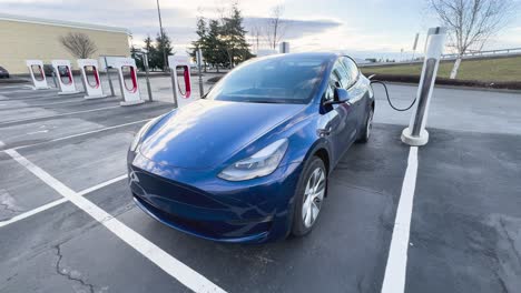 Blaues-Tesla-Model-Y-Wird-An-Einer-Ladestation-Der-Stufe-3-Aufgeladen