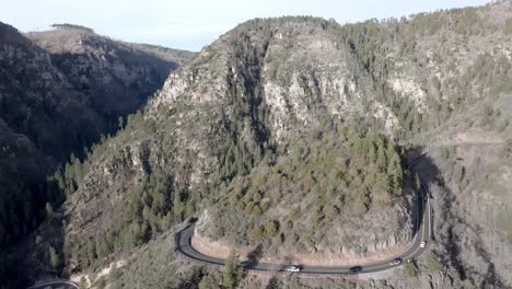 Serpentinenstraße-Mit-Autos-Auf-Dem-Highway-89-A-In-Sedona,-Arizona,-Mit-Stabilem-Drohnenvideo