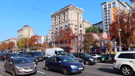 Calle-Principal-De-Khreshchatyk,-Capital-De-La-Ciudad-De-Kiev-En-Ucrania,-Clima-Soleado-Y-Conducción-De-Automóviles,-Edificios-Altos-De-Apartamentos,-Tomas-De-4k