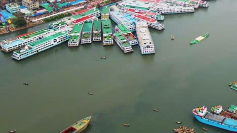 Terminal-De-Barcos-De-Sadarghat-En-El-Río-Buriganga,-Ciudad-De-Dhaka,-Bangladesh