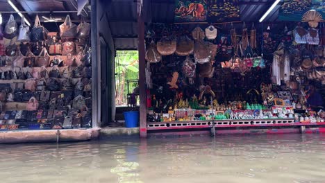 Khlong-Lat-Mayom-Schwimmende-Marktstände-Am-Wasser-Touristischen-Ort-Shop