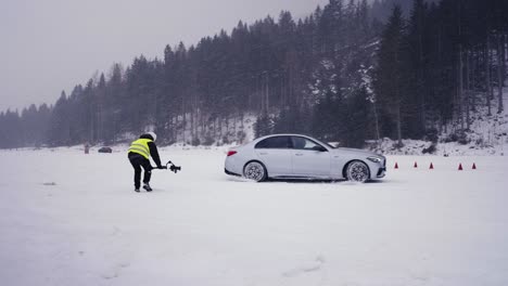 Person-Nutzt-Kardanische-Kamerastabilisierung,-Um-Das-Winterdriftereignis-Auf-Dem-Land-Zu-Filmen