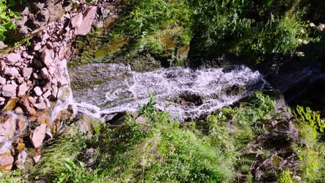 Wasserfall,-Der-Durch-Einen-Gebirgsbach-Gebildet-Wird,-Der-über-Felsen-Fließt