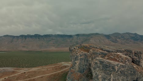 Luftaufstieg-Offenbart-Bergkette