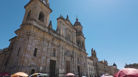 Histórica-Catedral-Primacial,-Inclinada-Hacia-La-Plaza-De-Bolívar