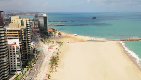 Vista-Aérea-Desde-El-Mar-A-La-Ciudad,-Fortaleza,-Ceará,-Brasil.