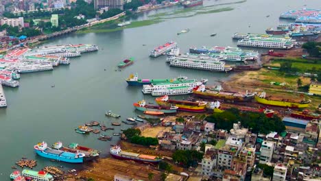 Buriganga-Flusshafen-Mit-Schiffen-Und-Verschmutzter-Stadt-Dhaka,-Bangladesch