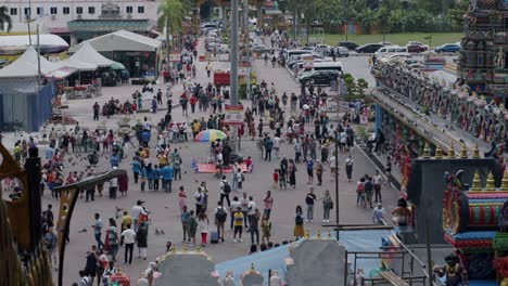 Busy-crowd-at-Batu-Caves-entrance-during-the-day